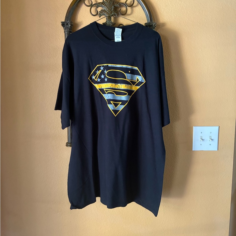 NWOT Men’s Gildon Superman Logo T-Shirt